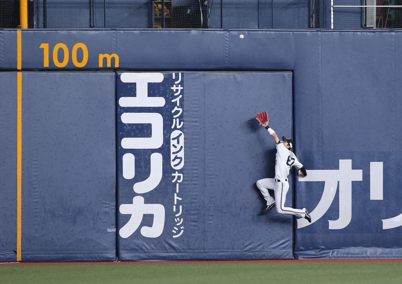 オリックス対日本ハム　6回表日本ハム2死、左翼手中川圭は中田の打球を好捕する（撮影・上山淳一）