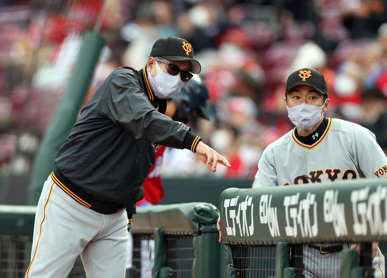 広島対巨人　7回表を終え、相川バッテリーコーチ（右）と話をする原監督（撮影・狩俣裕三）
