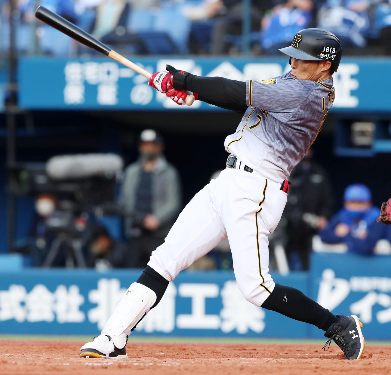 DeNA対阪神　9回表阪神2死一塁、代打糸井は右前打を放つ（撮影・加藤哉）