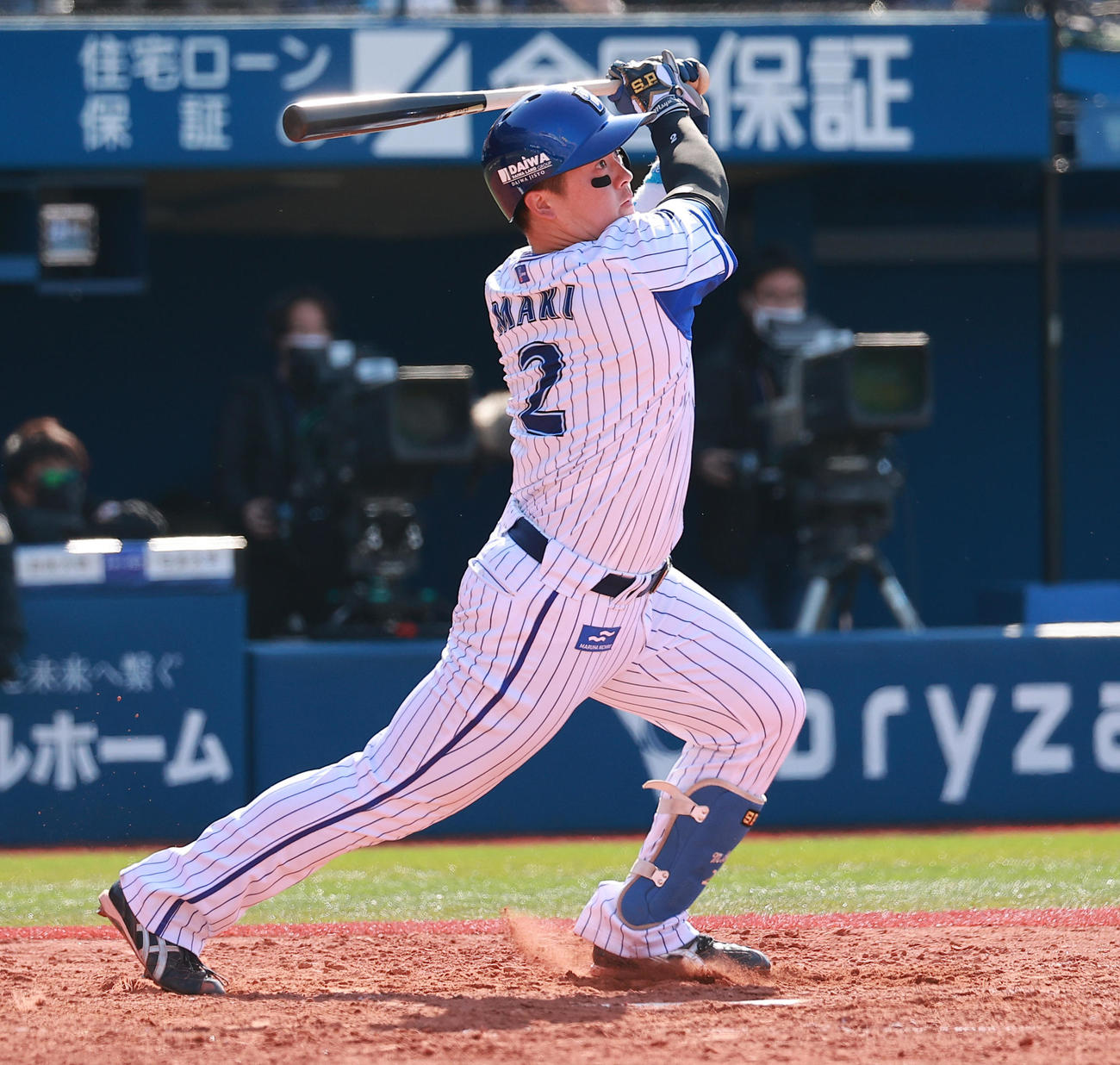 DeNA対阪神　4回裏でNA1死、右越え本塁打を放つ牧（撮影・野上伸悟）