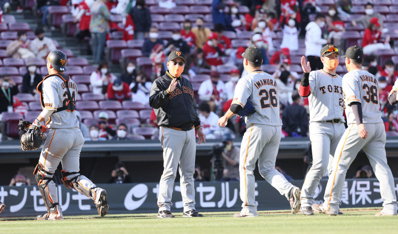 プロ野球広島対巨人　完封勝利の今村信貴（右から3人目）らナインを迎える原辰徳監督（撮影・加藤孝規）