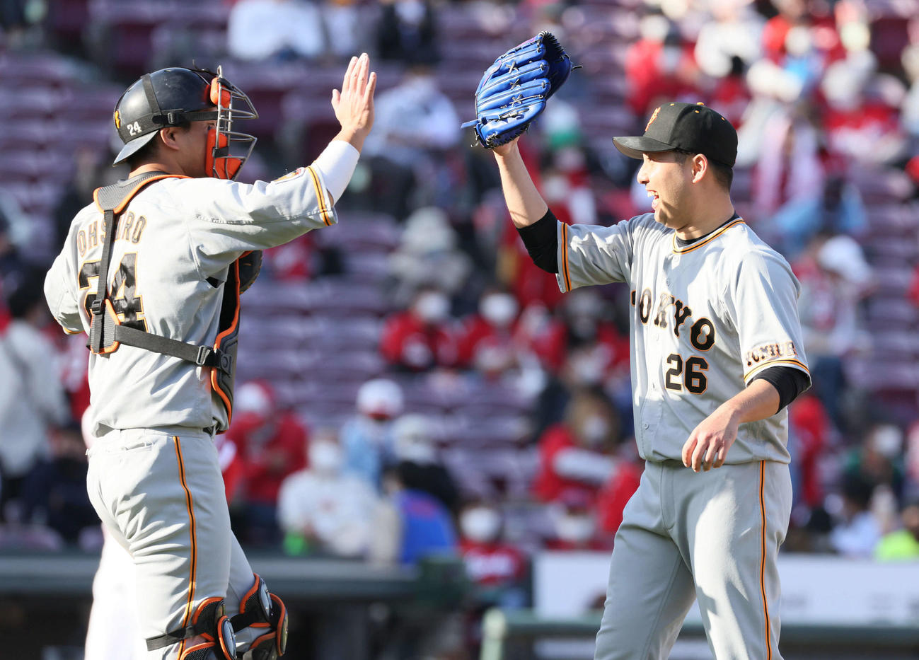プロ野球広島対巨人　完封勝利の今村信貴（右）と大城卓三（撮影・加藤孝規）