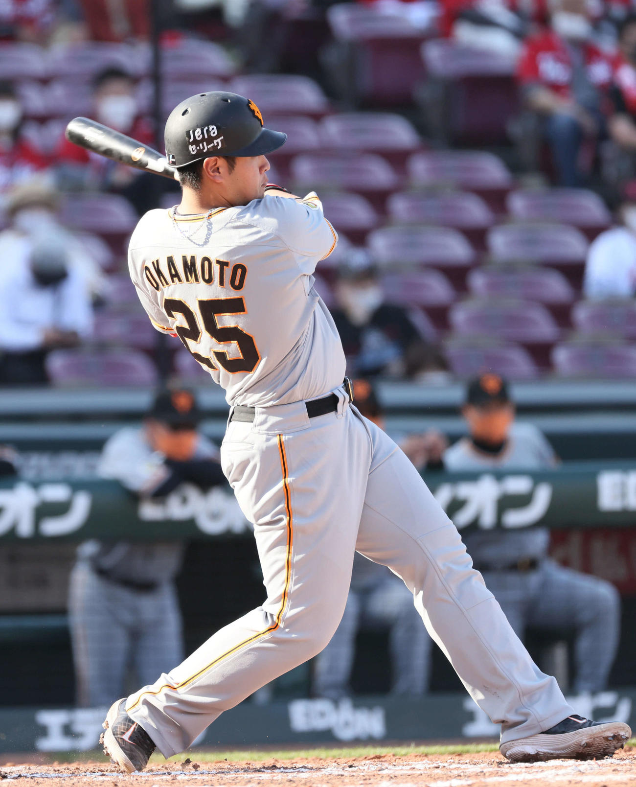 プロ野球広島対巨人　9回表巨人1死一、二塁、岡本和真は適時打を放つ（撮影・加藤孝規）