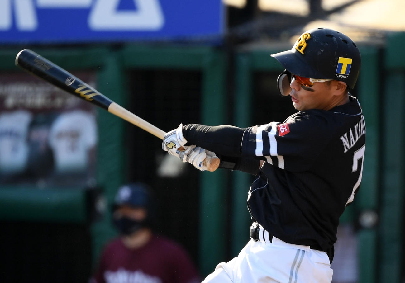 楽天対ソフトバンク　9回表ソフトバンク1死一塁、右前適時二塁打を放つ中村晃（撮影・横山健太）