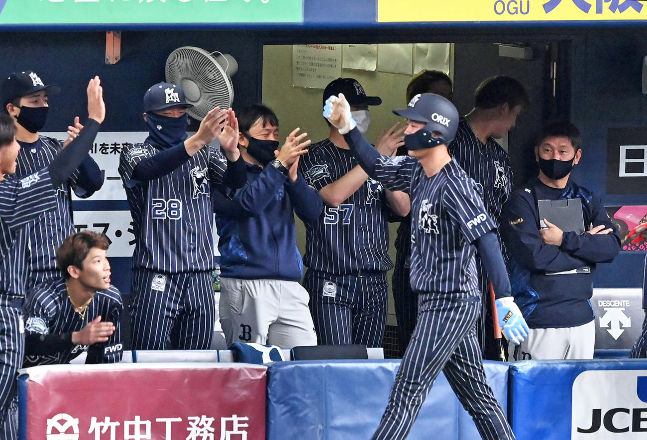 9回裏オリックス2死一、三塁、宗の右同点三塁打に湧き上がるオリックスベンチ（撮影・前岡正明）