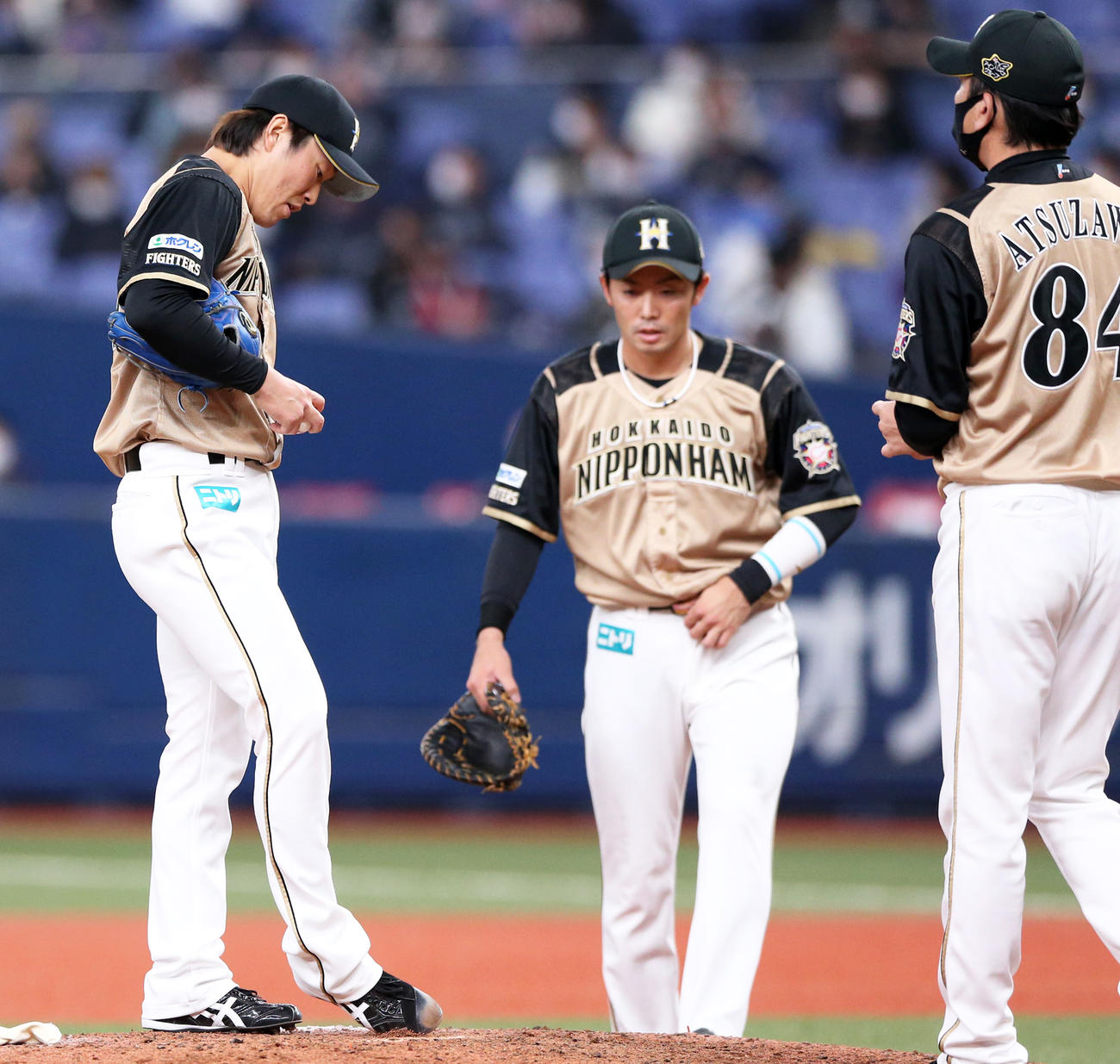 9回裏オリックス2死二、三塁、玉井（左）は宗に同点右越え2点適時三塁打を浴び下を向く（撮影・上山淳一）