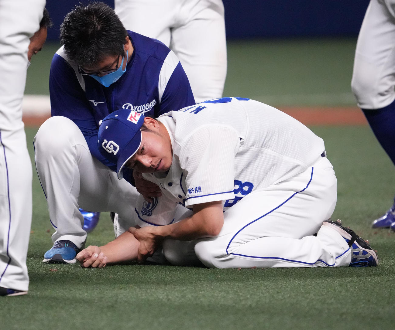 3月21日のオープン戦・日本ハム戦　投球後、腕を押さえうずくまる中日木下雄介（撮影・森本幸一）
