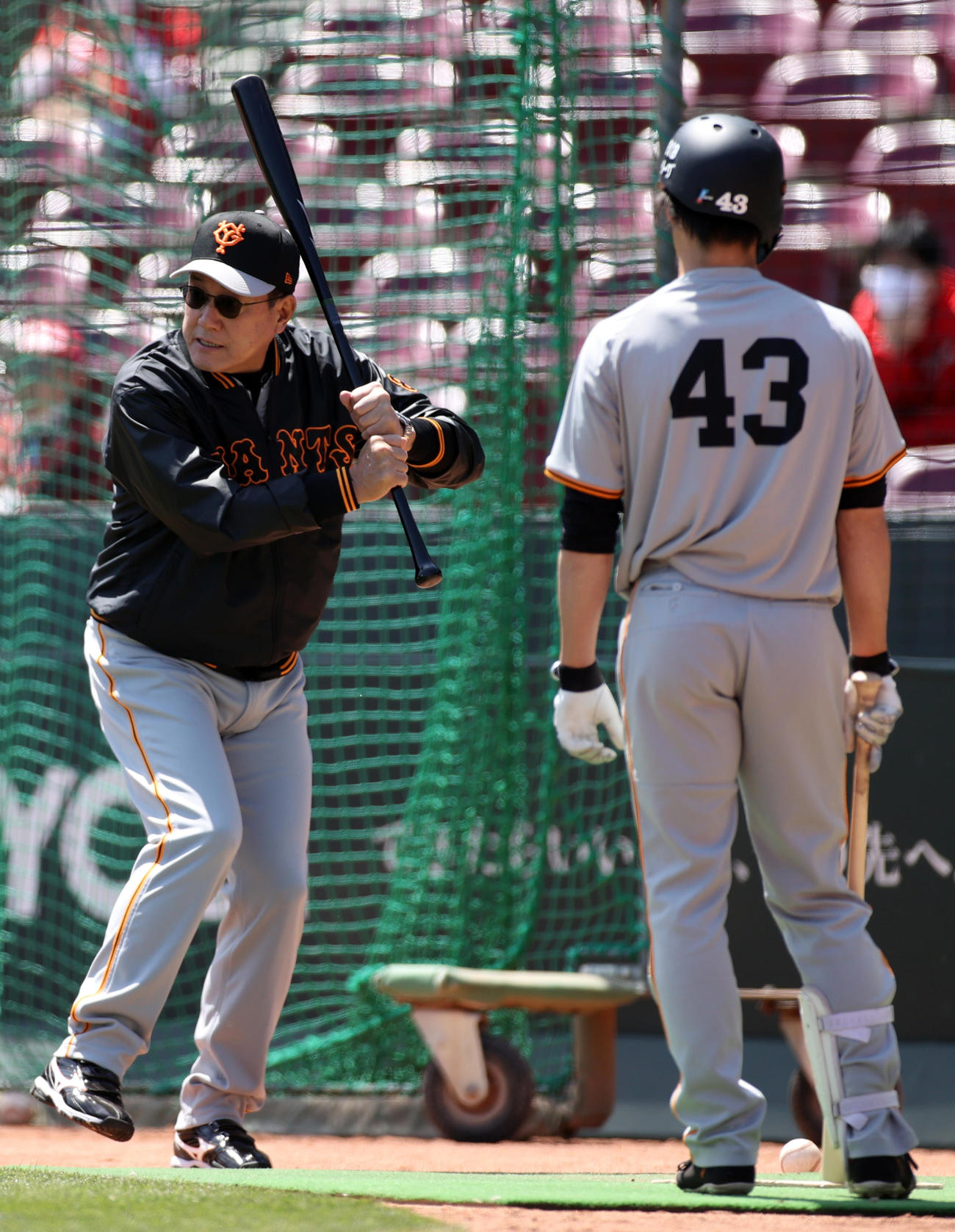 広島対巨人　重信（手前）に打撃指導する原監督（撮影・狩俣裕三）
