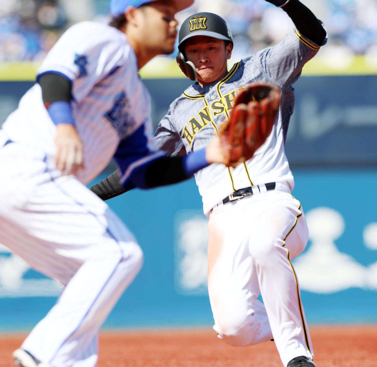 DeNA対阪神　1回表阪神無死一、二塁、二塁走者近本は打者マルテのとき三塁盗塁を決める（撮影・加藤哉）