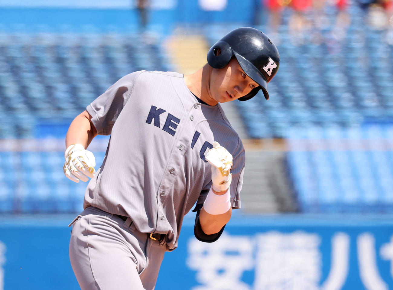 法大対慶大　4回裏慶大無死、正木智也は左越え本塁打を放つ（撮影・鈴木正人）