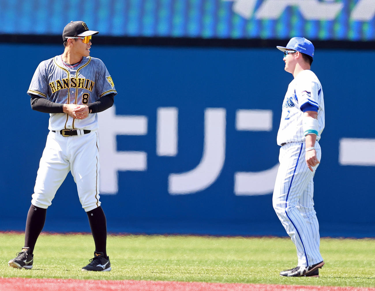 試合前に談笑する阪神佐藤輝明（左）とDeNA牧秀悟（撮影・野上伸悟）