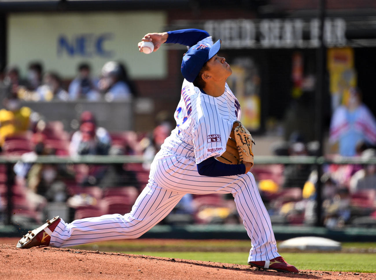 楽天対ソフトバンク　力投する楽天先発の早川（撮影・横山健太）