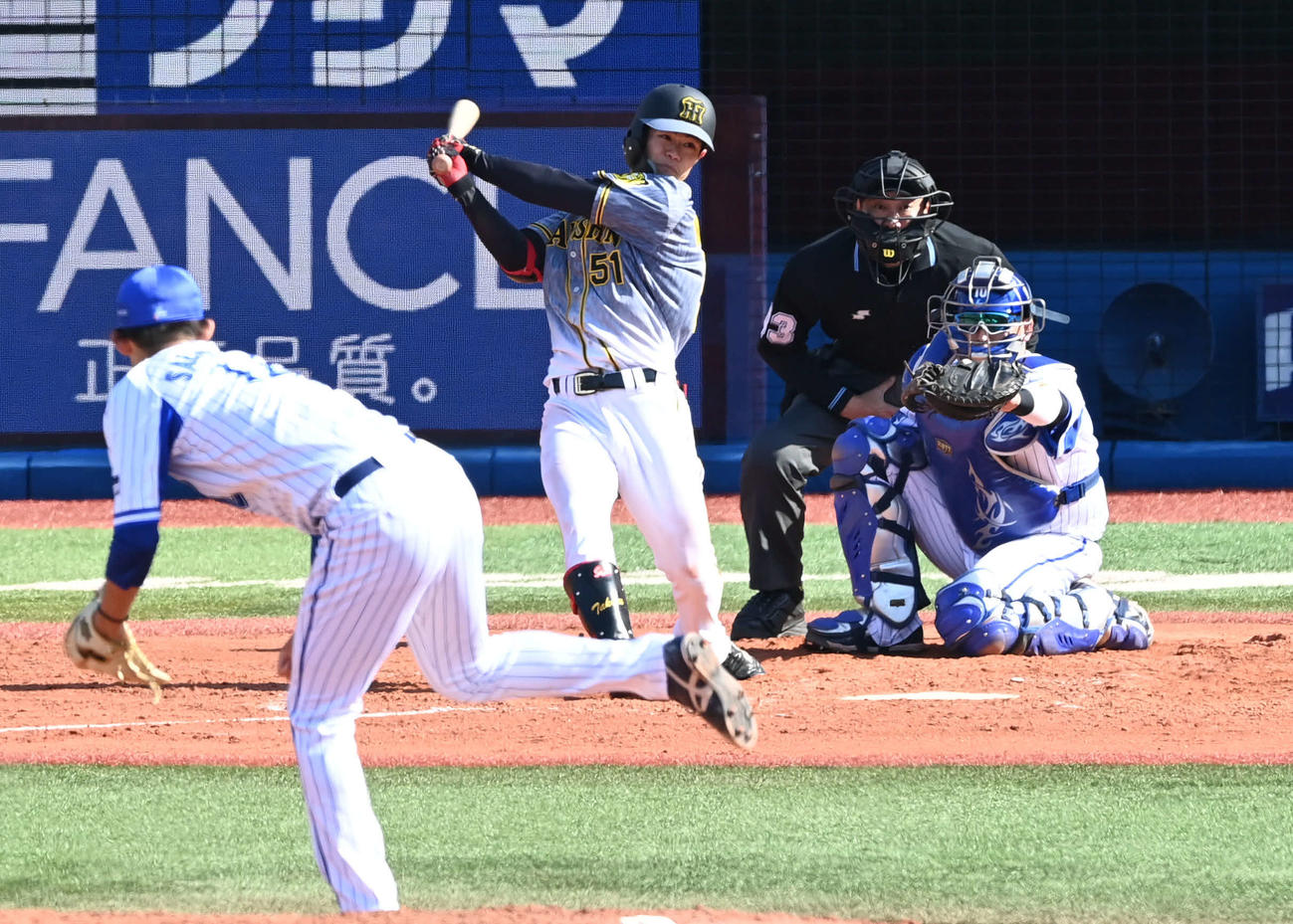 DeNA対阪神　4回表阪神1死三塁、中野は左前適時打を放つ。投手阪口（撮影・山崎安昭）