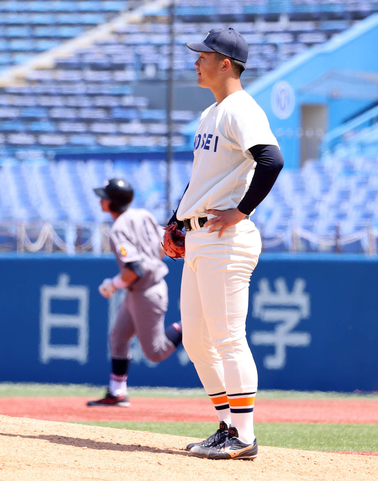 法大対慶大　4回裏慶大無死、正木（左）に左越え本塁打を放たれ悔しそうな表情を見せる法大・山下輝（撮影・鈴木正人）