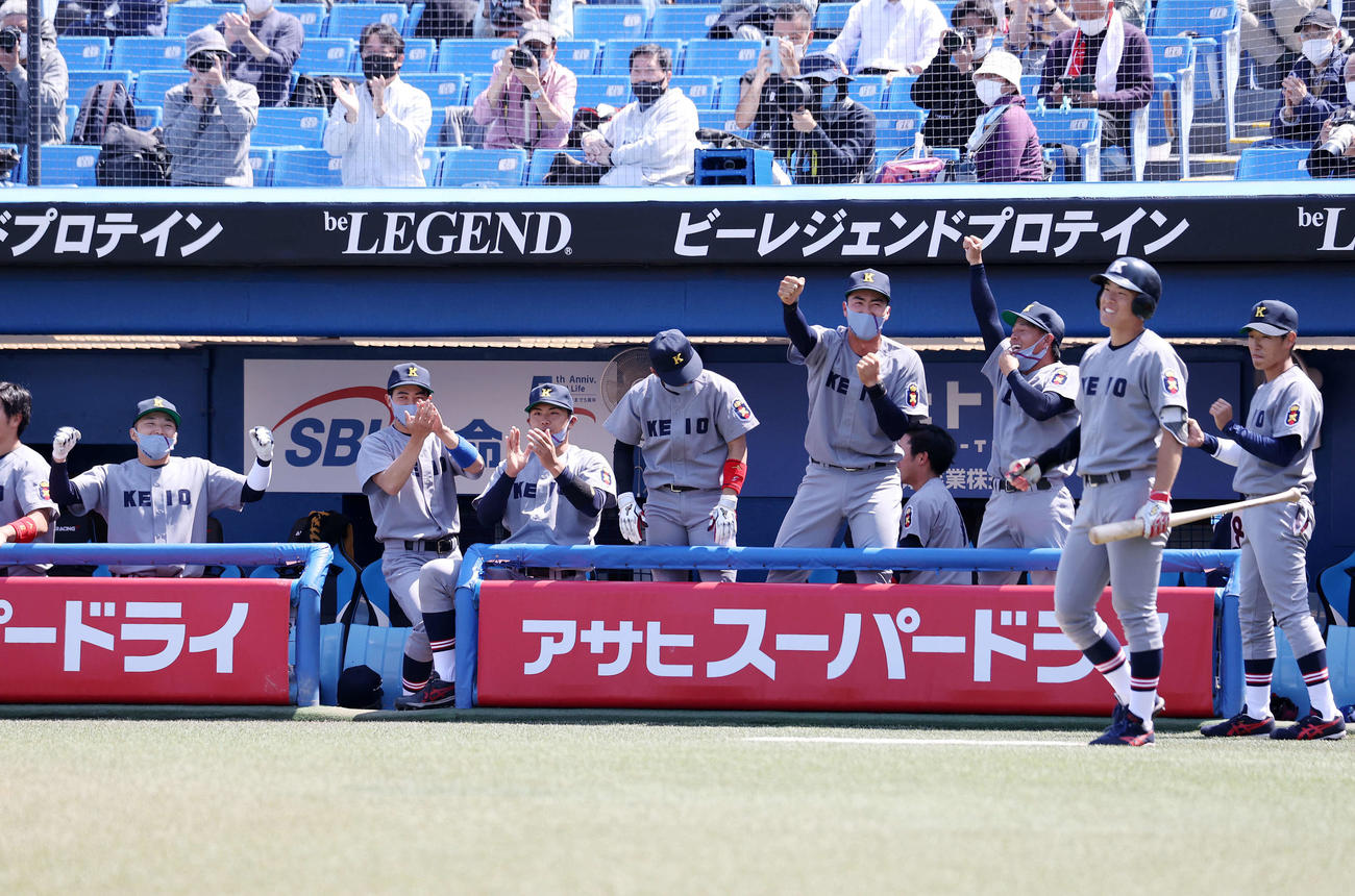 法大対慶大　4回裏慶大無死、正木の左越え本塁打に喜ぶ選手たち（撮影・鈴木正人）