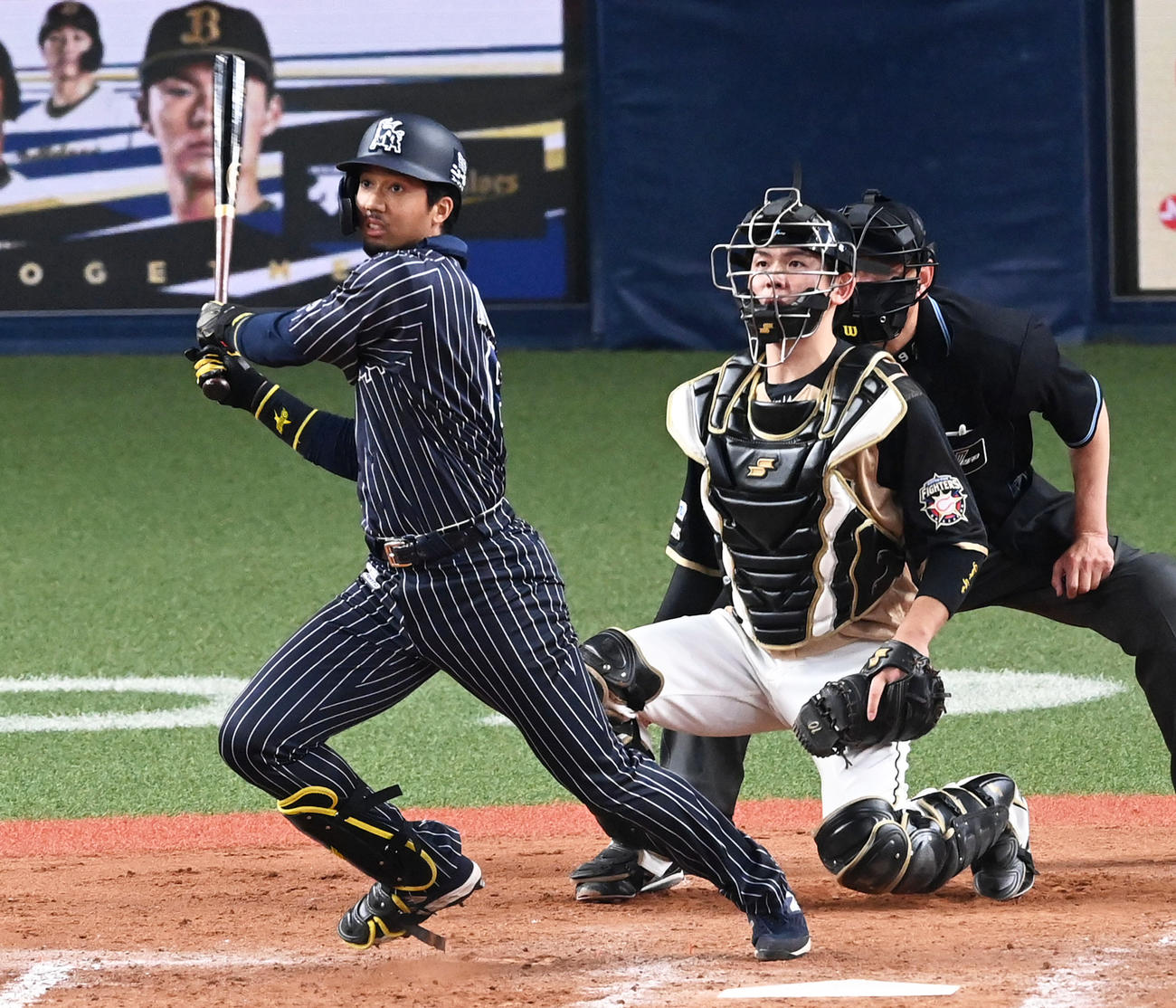 9回裏オリックス2死一、三塁、宗は右同点三塁打を放つ（撮影・前岡正明）