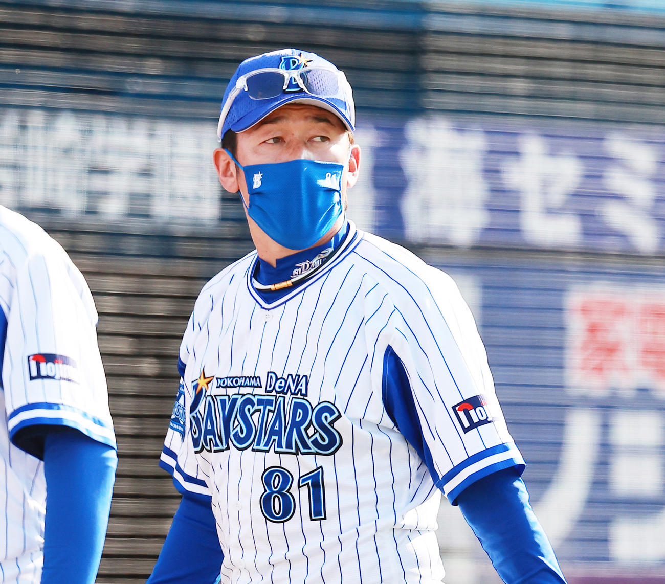 選手交代を告げベンチに戻るDeNA三浦監督（撮影・野上伸悟）