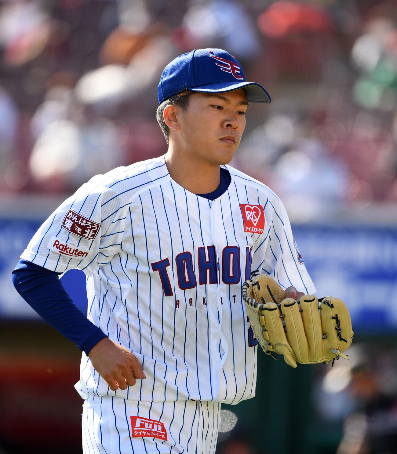 楽天対ソフトバンク　6回表途中でマウンドを降りる楽天早川（撮影・横山健太）