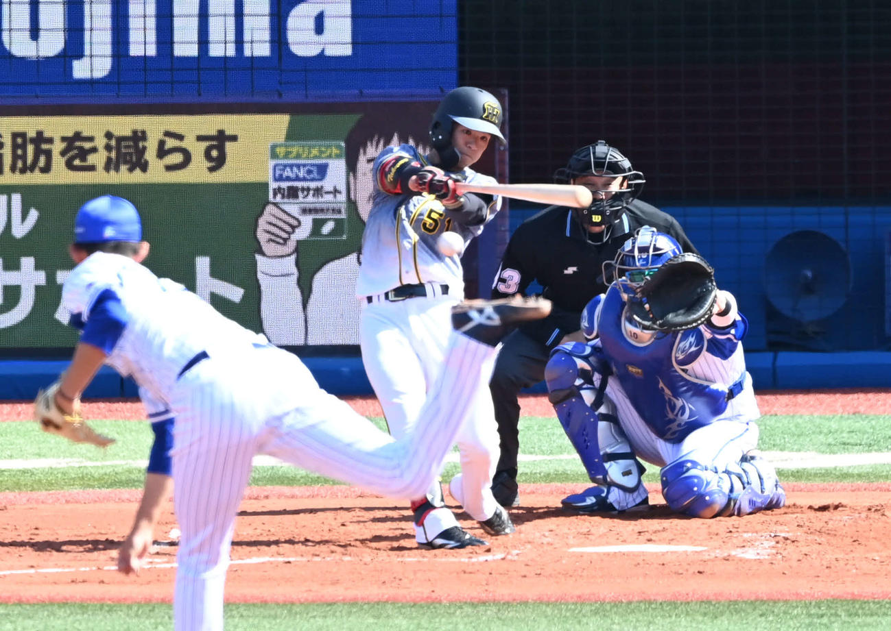 DeNA対阪神　2回表阪神1死、中野は右前打を放つ。投手阪口（撮影・山崎安昭）