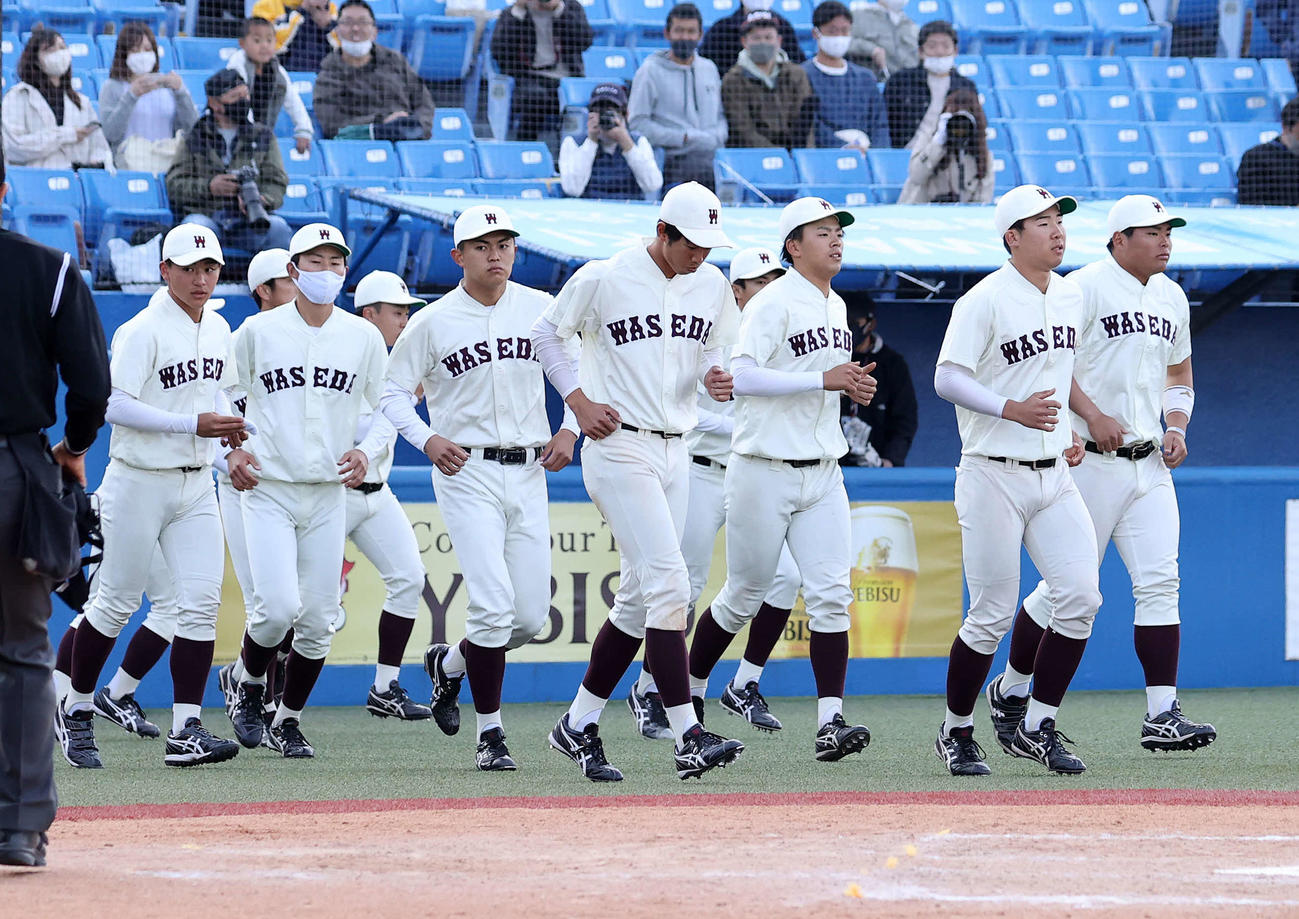 早大対東大　整列に向かう早大の選手たち（撮影・鈴木正人）