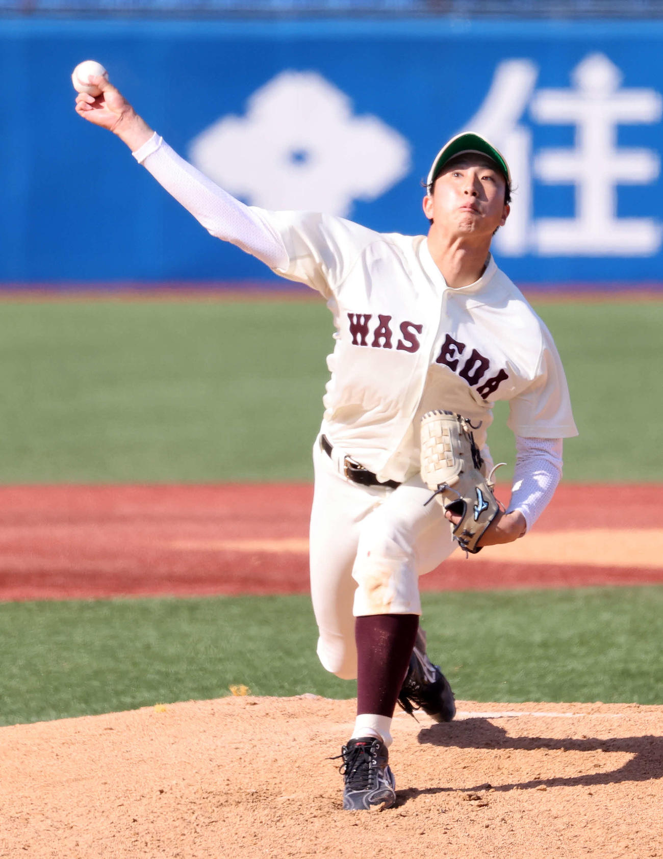 早大対東大　先発し力投する早大・西垣（撮影・鈴木正人）