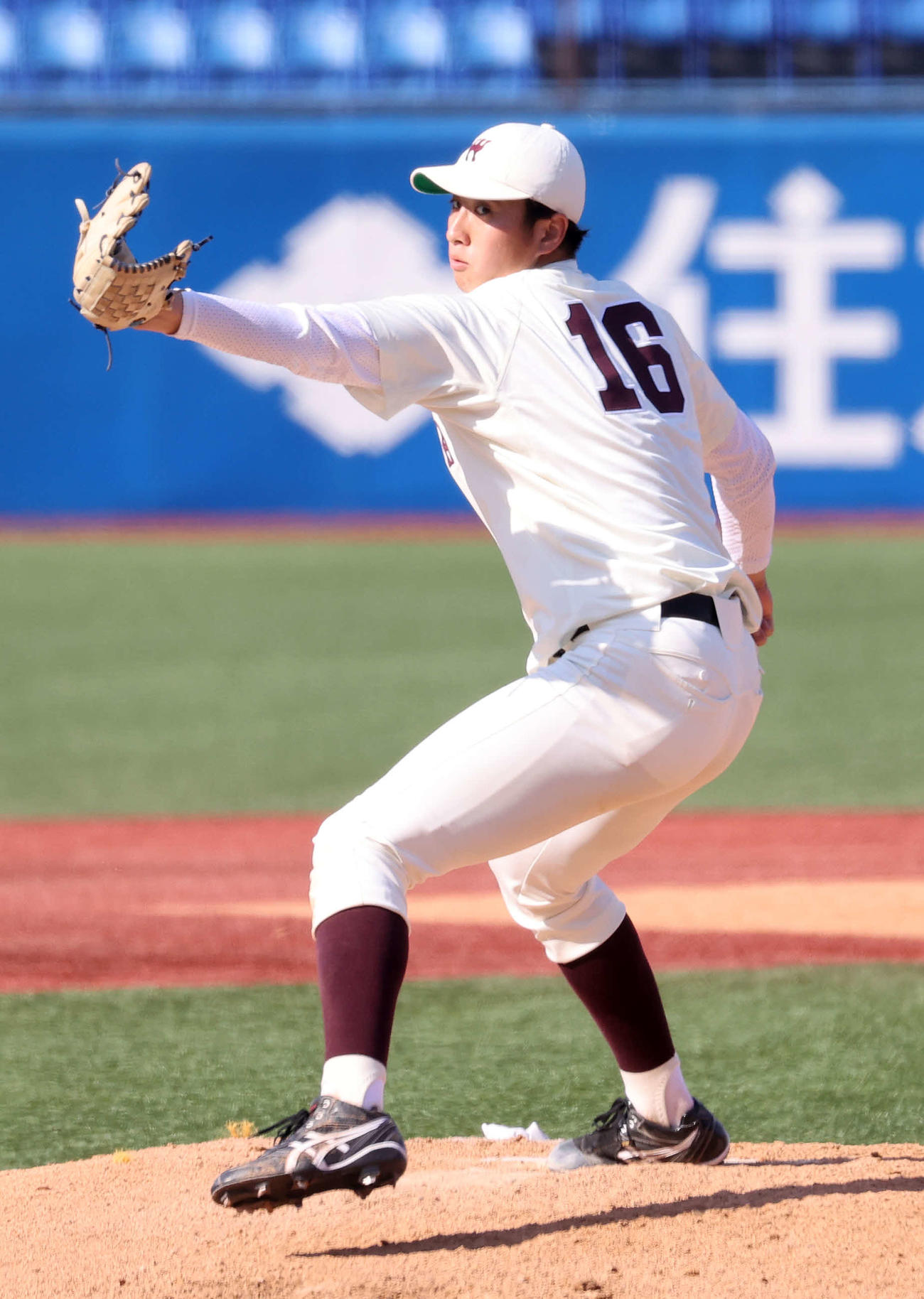 早大対東大　先発し力投する早大・西垣（撮影・鈴木正人）