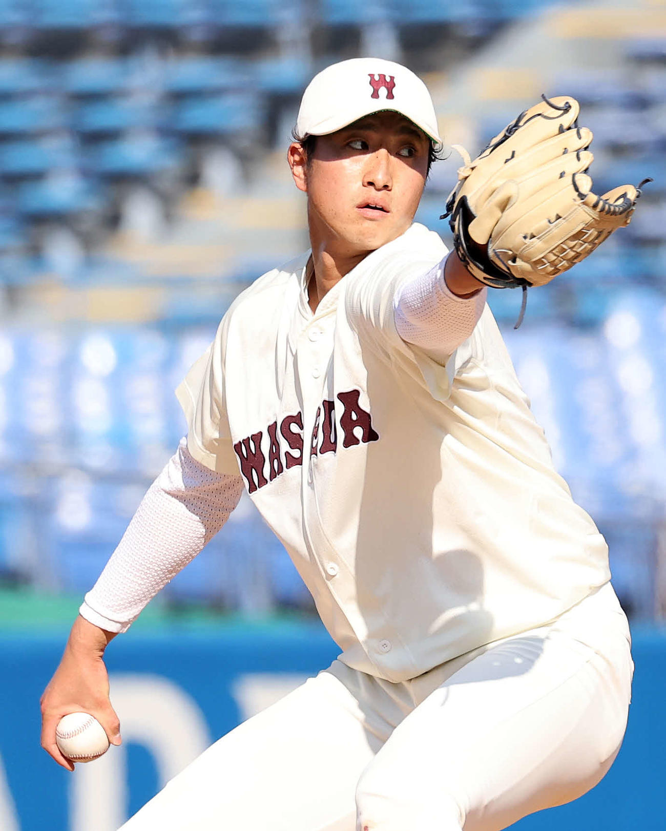 早大対東大　先発し力投する早大・西垣（撮影・鈴木正人）