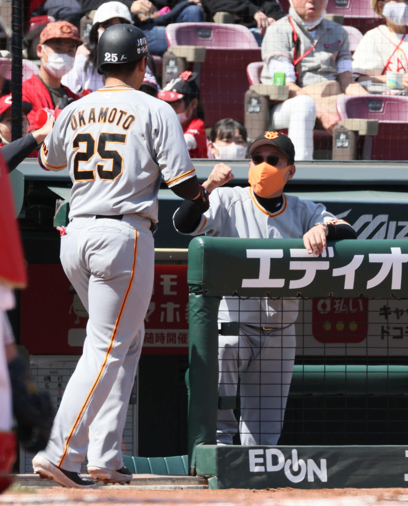 広島対巨人　先制中越え2点本塁打を放った岡本は原監督に迎えられる（撮影・加藤孝規）