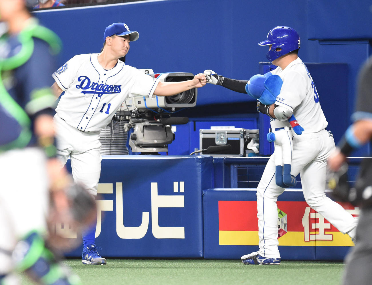 中日対ヤクルト　6回裏中日2死、左越え本塁打を放った木下拓（右）とタッチを交わす小笠原（左）（撮影・森本幸一）