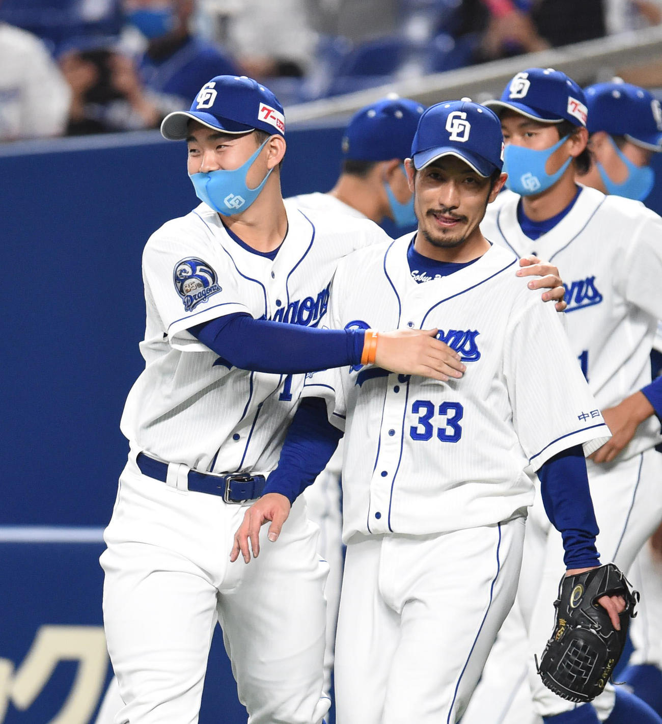 中日対ヤクルト　試合終了、リリーフした中日祖父江と抱き合う今季初勝利の小笠原（撮影・森本幸一）