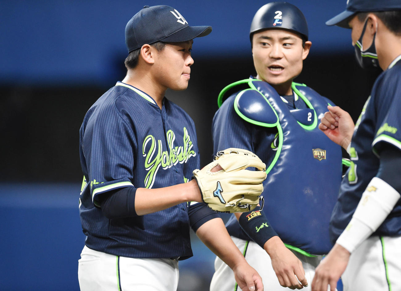 中日対ヤクルト　6回裏中日攻撃終了、ベンチへ戻るヤクルト先発の田口（撮影・森本幸一）