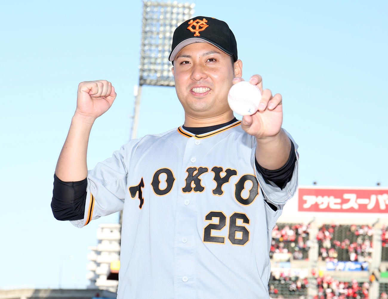 ヒーローインタビュー後、ウイニングボールを手にポーズを決める今村（撮影・狩俣裕三）