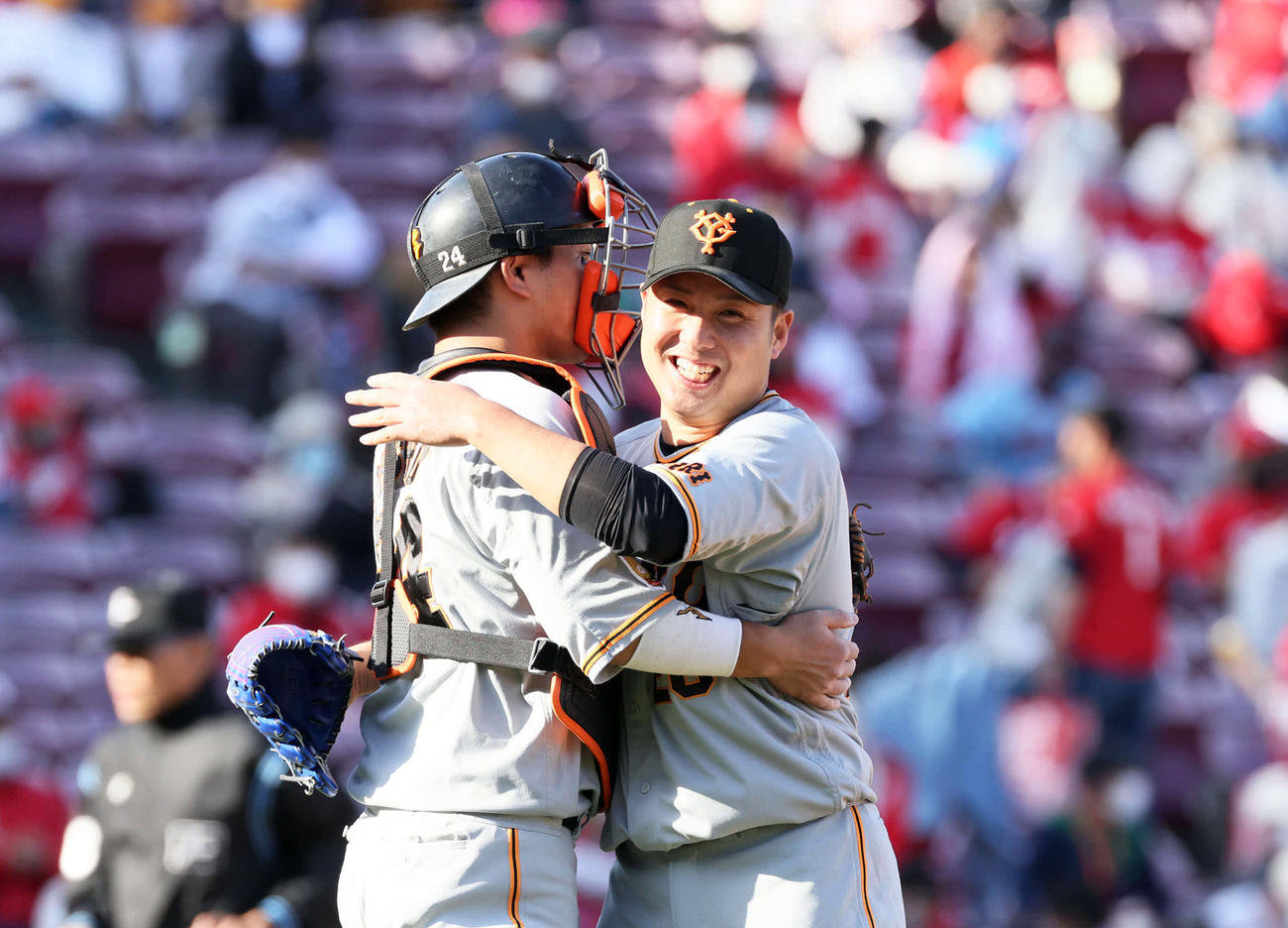 完封勝利の今村（右）は大城と抱き合って喜ぶ（撮影・加藤孝規）