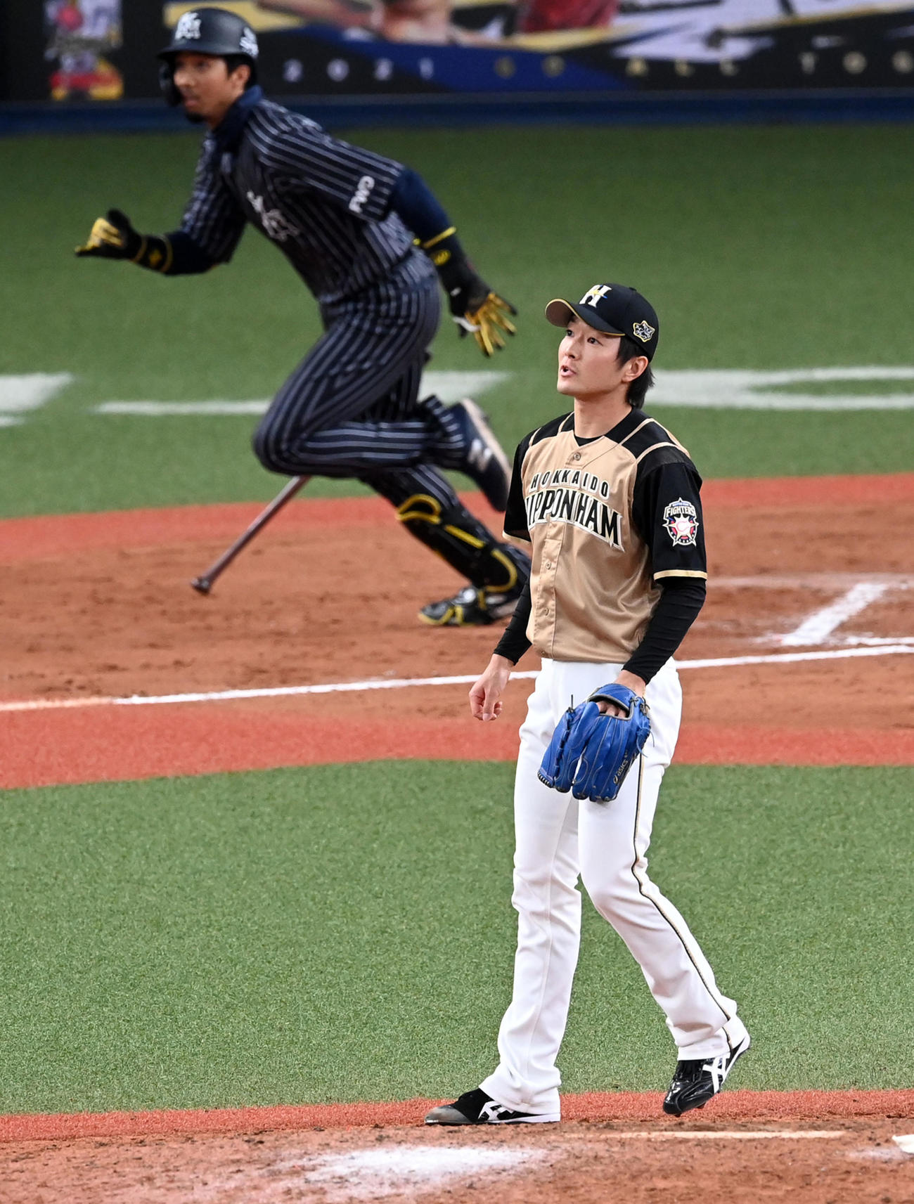 オリックス対日本ハム　9回裏オリックス2死二、三塁、宗に右同点適時三塁打を打たれた玉井（撮影・前岡正明）