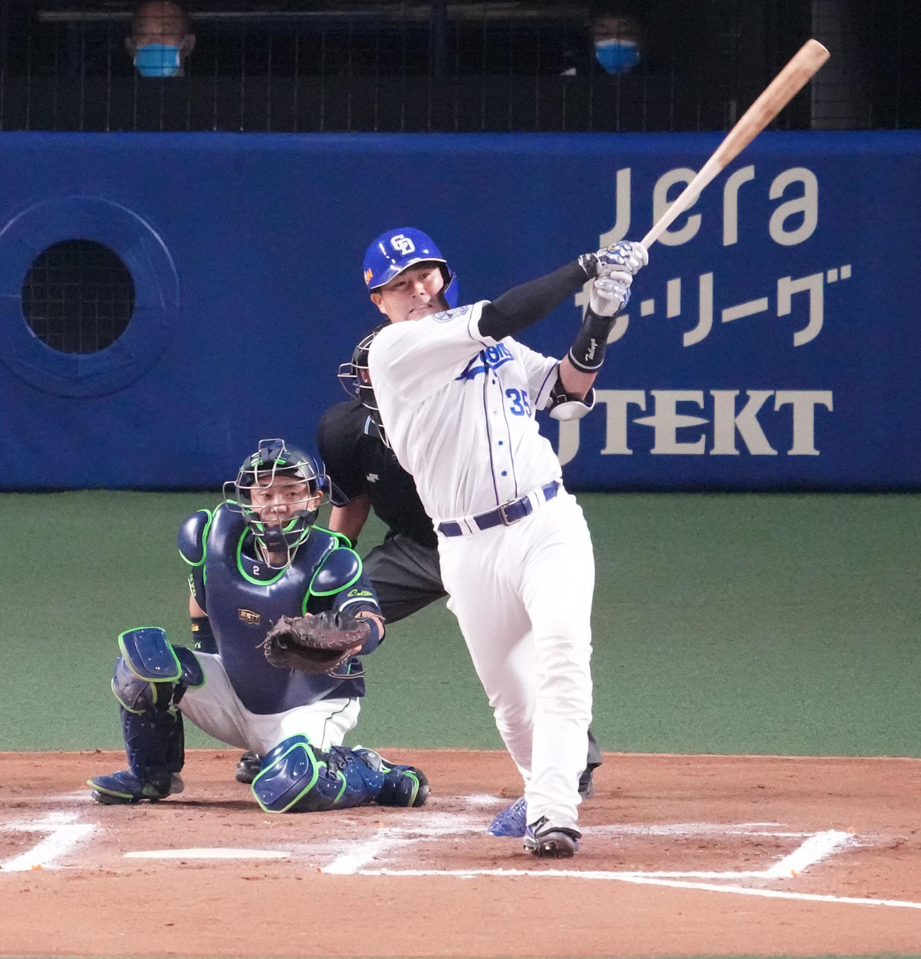 中日対ヤクルト　6回裏中日2死、木下拓は左越え本塁打を放つ（撮影・森本幸一）