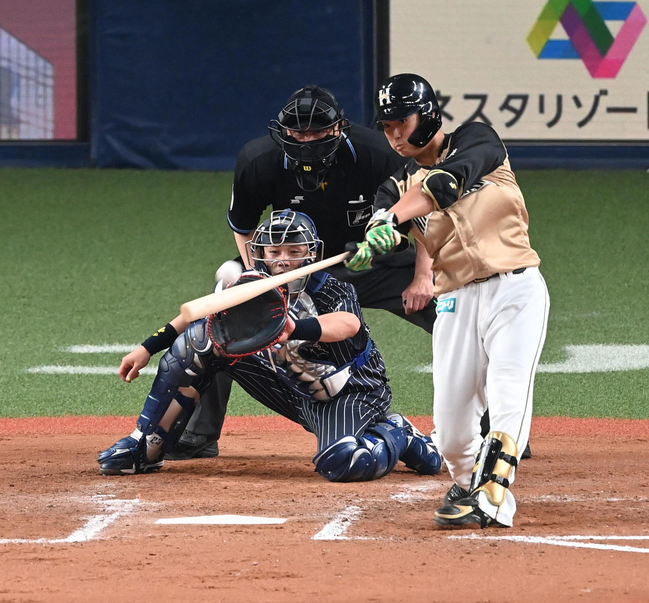 オリックス対日本ハム　7回表日本ハム2死一、二塁、代打の郡は左適時二塁打を放つ（撮影・前岡正明）