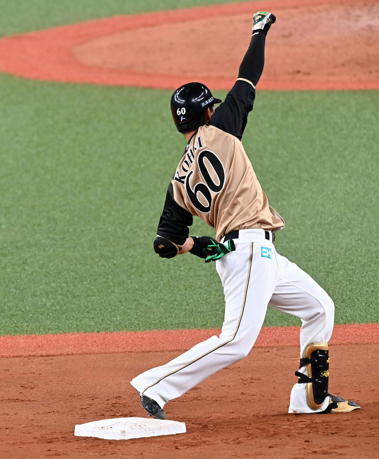 オリックス対日本ハム　7回表日本ハム2死一、二塁、代打の郡は左適時二塁打を放ちガッツポーズ（撮影・前岡正明）