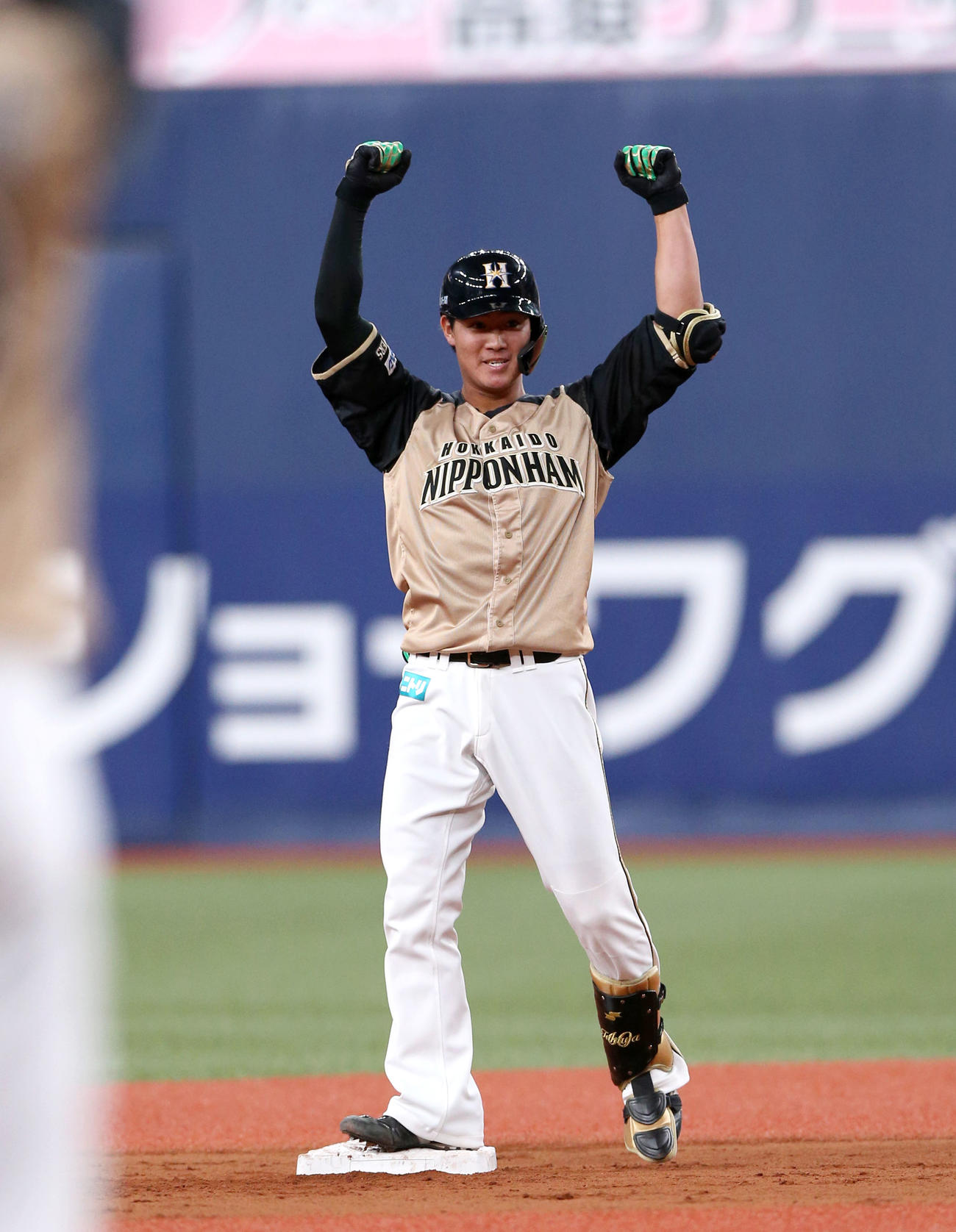 オリックス対日本ハム　7回表日本ハム2死一、二塁、代打郡は左に適時2点二塁打を放ち二塁でガッツポーズ（撮影・上山淳一）