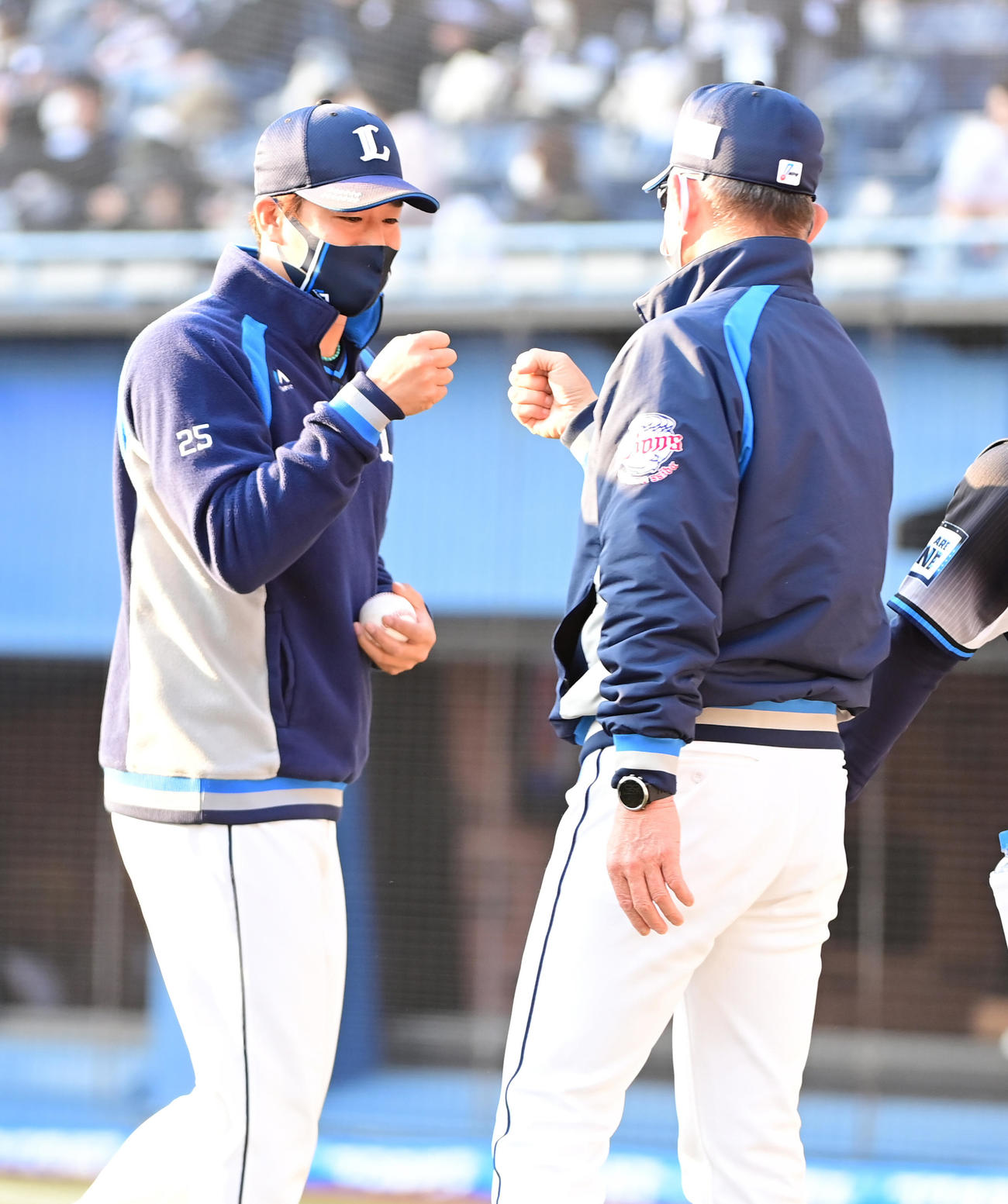 ロッテ対西武　今季3勝目を挙げた西武先発の平井（左）はウイニングボールを手に西武辻監督とグータッチ（撮影・小沢裕）