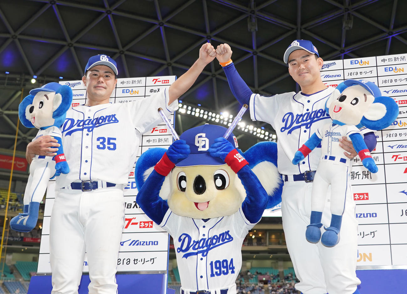 中日対ヤクルト　ヒーローインタビューでポーズを決める木下拓（左）と小笠原（撮影・森本幸一）