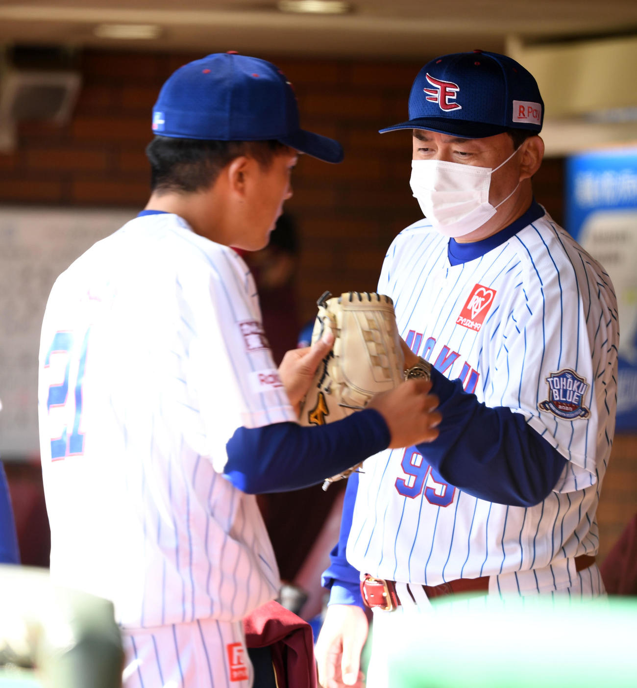 楽天対ソフトバンク　6回表途中でマウンドを降りた楽天早川（左）とタッチを交わす石井監督兼GM（撮影・横山健太）