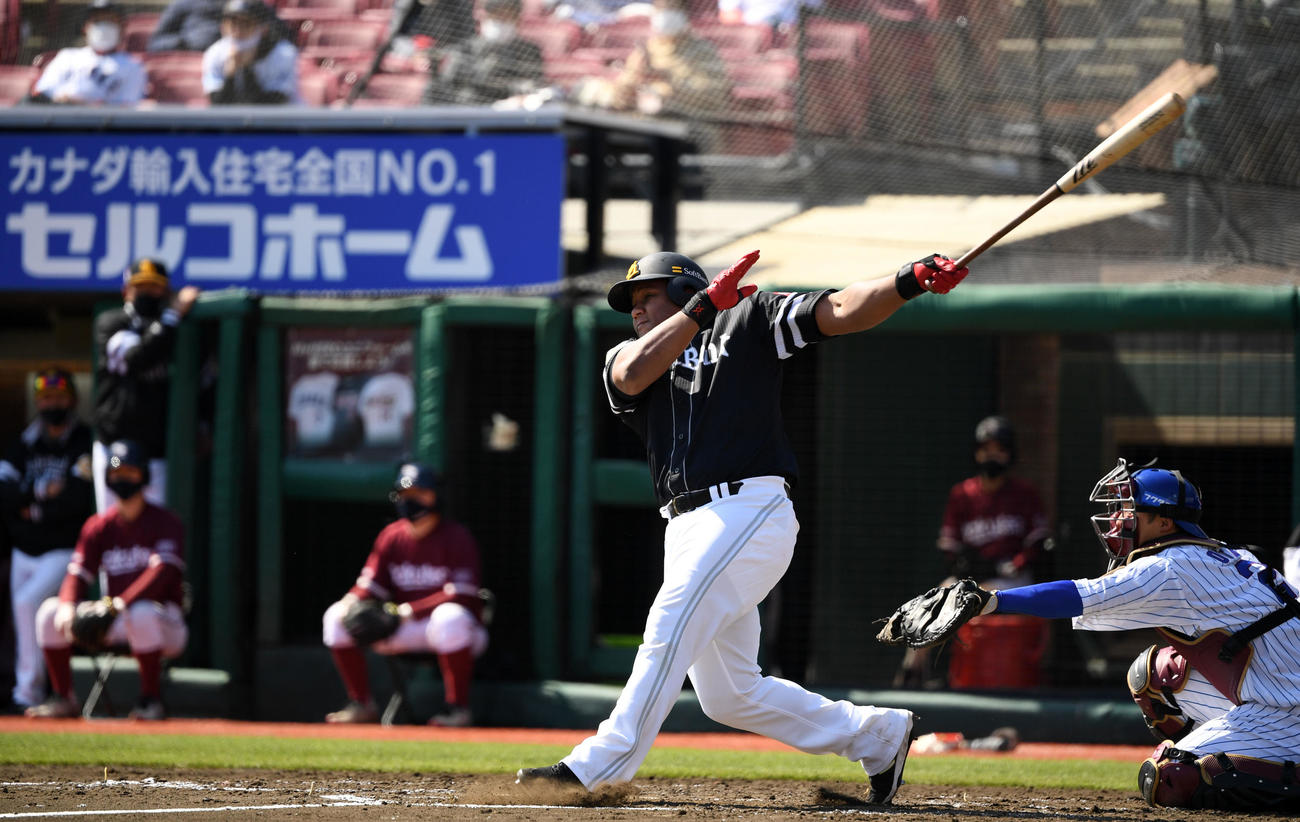 楽天対ソフトバンク　4回表ソフトバンク1死一、二塁、左翼線へ適時二塁打を放つデスパイネ（撮影・横山健太）