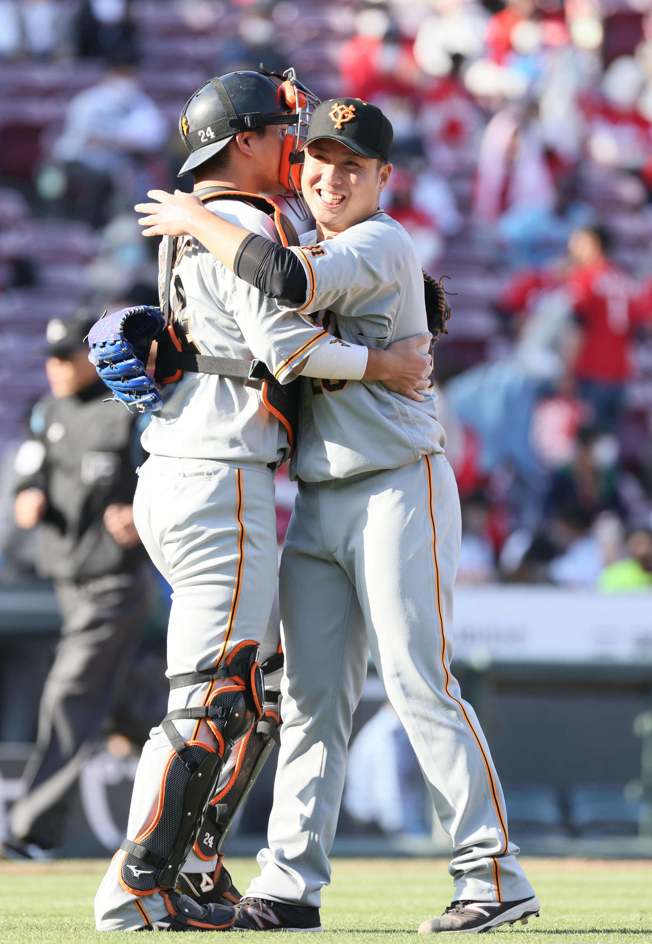 広島対巨人　完封勝利の今村（右）は、大城と抱き合って喜ぶ（撮影・加藤孝規）