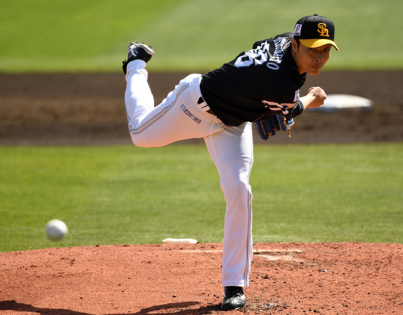 楽天対ソフトバンク　力投するソフトバンク先発の松本（撮影・横山健太）