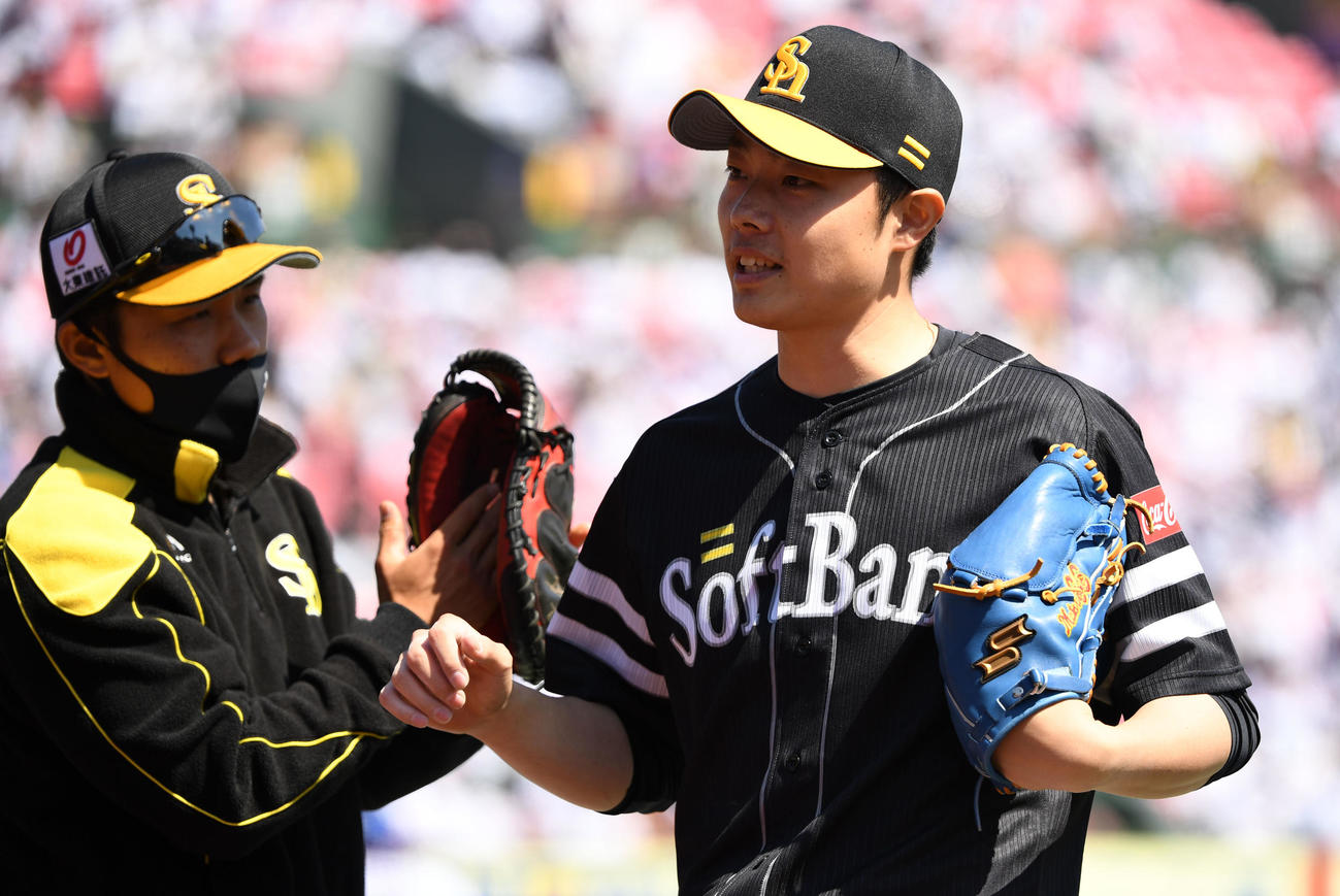 楽天対ソフトバンク　1回裏を無失点に抑えタッチを交わすソフトバンク松本（撮影・横山健太）