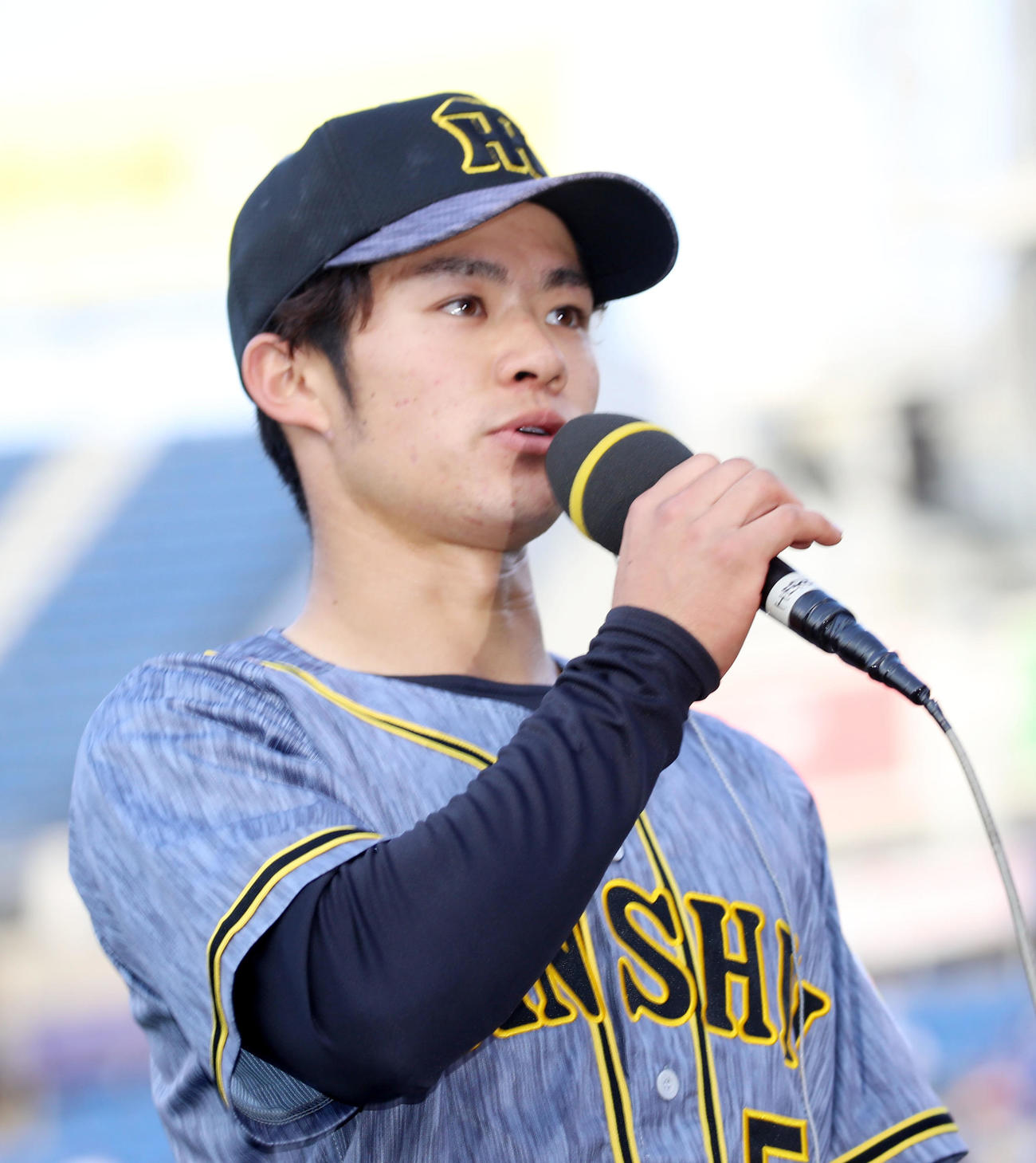 DeNA対阪神　試合後ヒーローインタビューでマイクを手に話す中野（撮影・加藤哉）