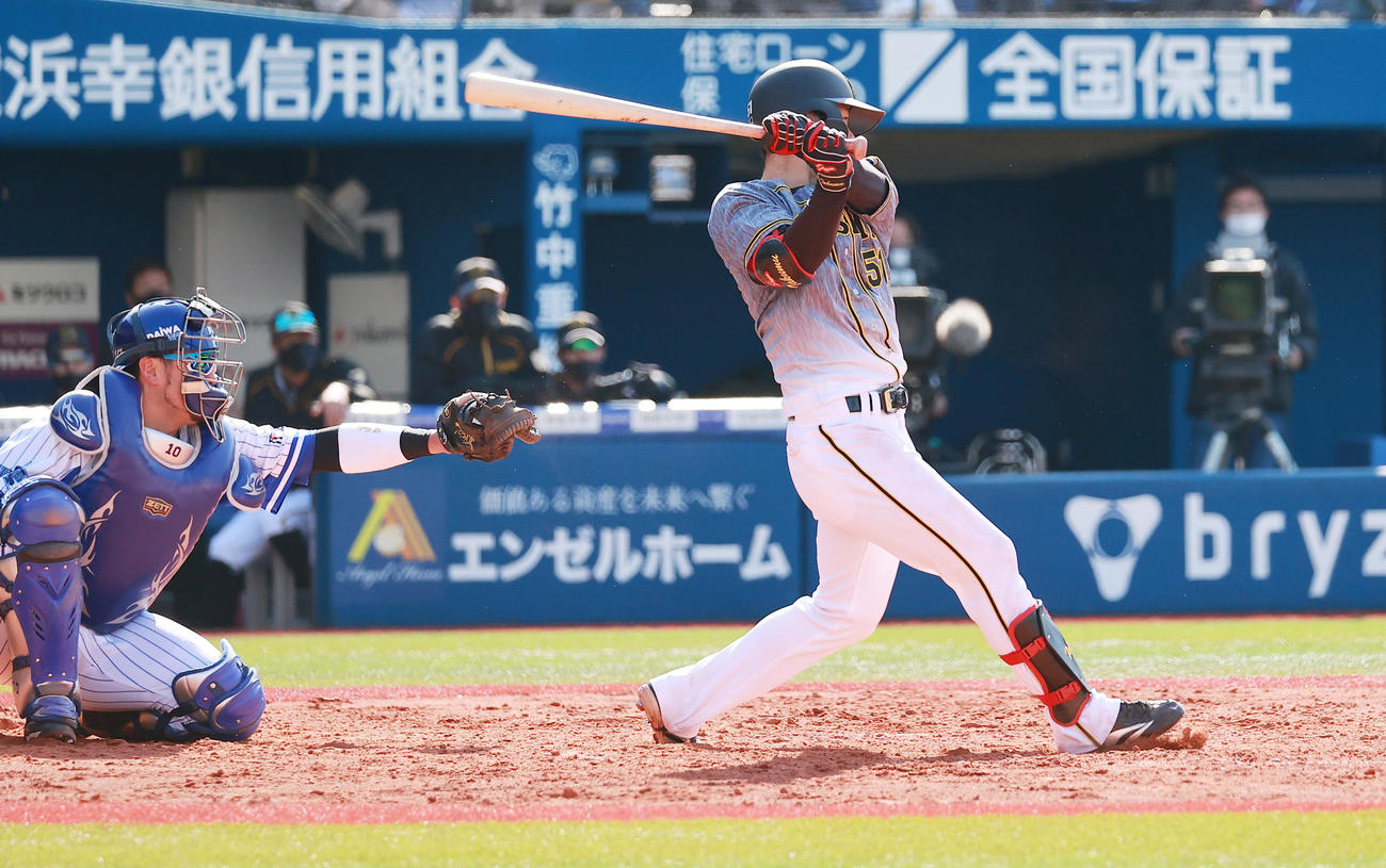 DeNA対阪神　4回表阪神1死三塁、左前適時打を放つ中野（撮影・野上伸悟）
