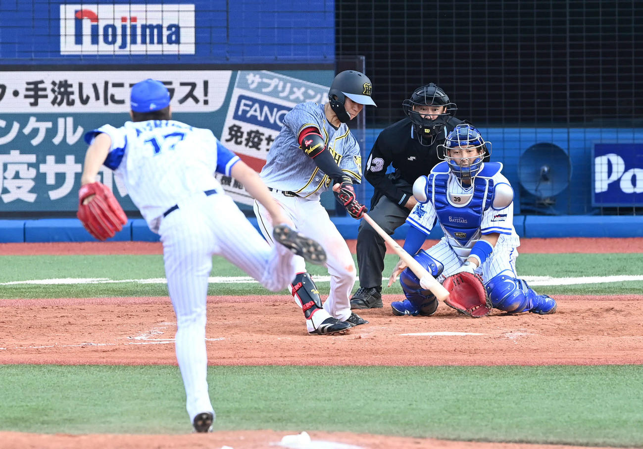 DeNA対阪神　9回表阪神2死、中野は中堅へ安打を放つ。投手三嶋（撮影・山崎安昭）