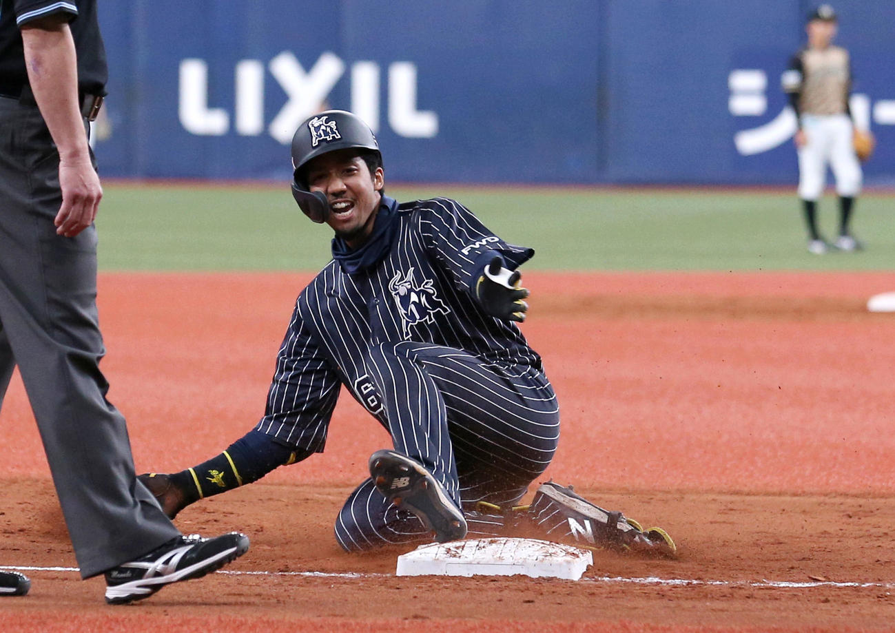 オリックス対日本ハム　9回裏オリックス2死二、三塁、宗は右同点2点適時三塁打を放ち滑り込む（撮影・上山淳一）