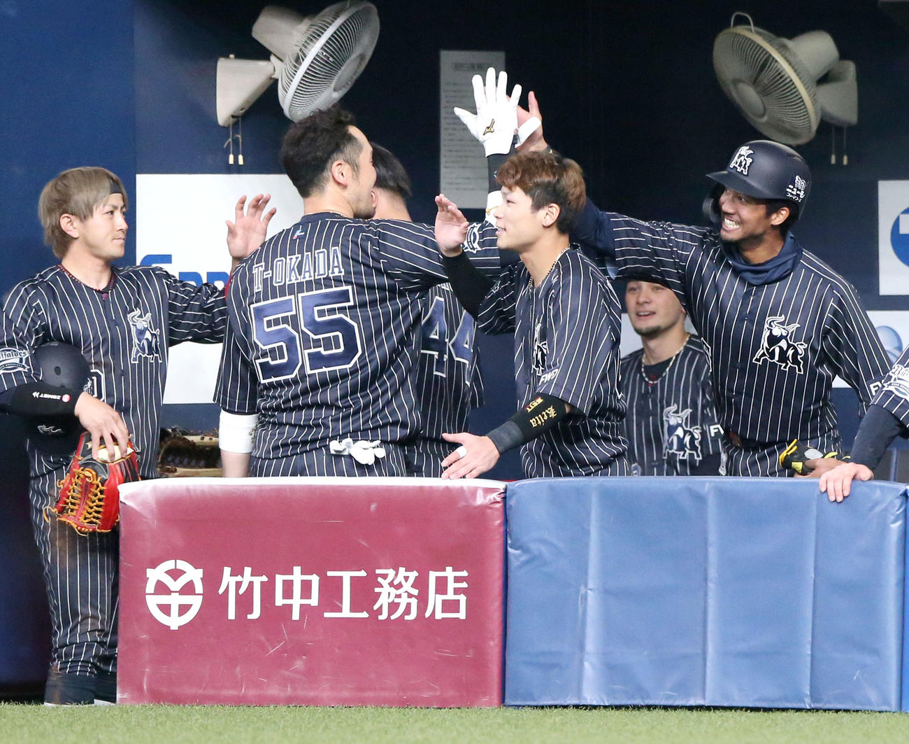 オリックス対日本ハム　9回裏オリックス2死二、三塁、宗（右）は右2点三塁打を放ち同点とし、ナインとハイタッチ（撮影・上山淳一）